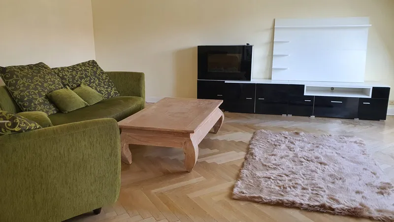 Exklusive, geräumige und vollständig renovierte 2-Zimmer-DG-Wohnung — photo 1